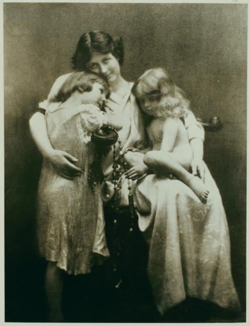 Isadora_Duncan_and_her_children